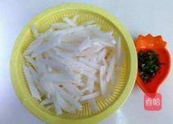 蒜香萝卜条的做法图解1