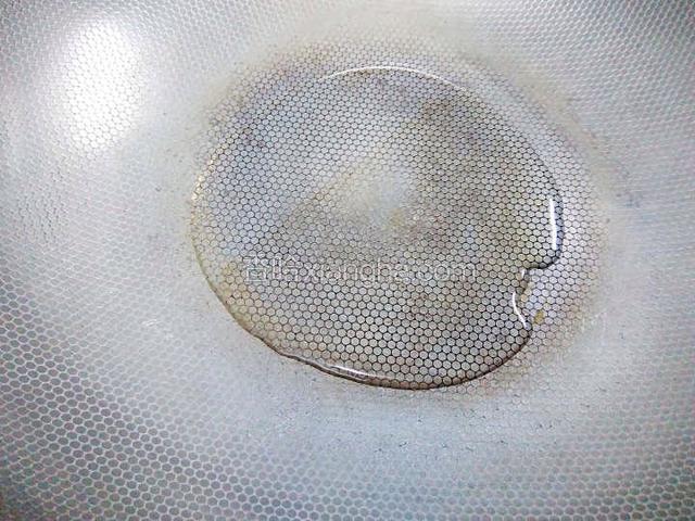 取不粘锅，玉米油倒入锅中，小火熬油。