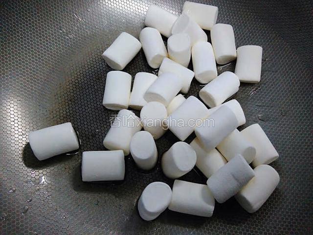 油温六成热，加入棉花糖。