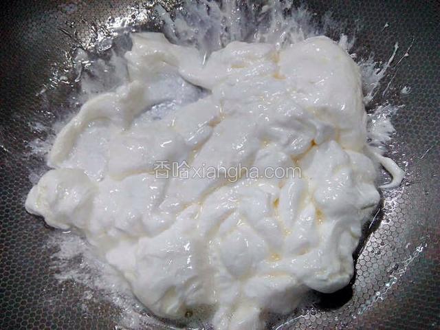 玉米油和棉花糖搅拌均匀至全部融化。