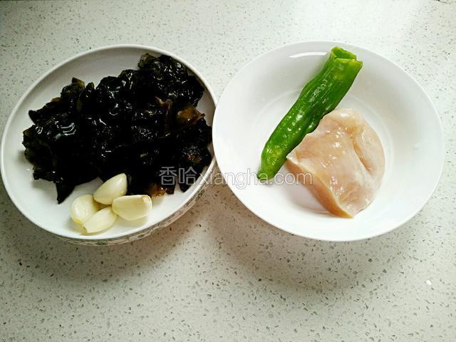 备好图中食材。黑木耳提前泡发洗净后，撕成小块，青椒、鸡胸肉、蒜洗净。
