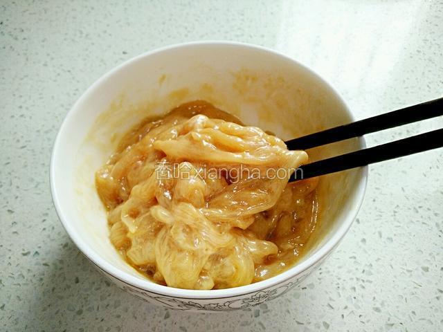 净碗中加入鸡胸肉丝、料酒、半汤勺玉米淀粉、油、生抽拌均匀。腌制5分钟。