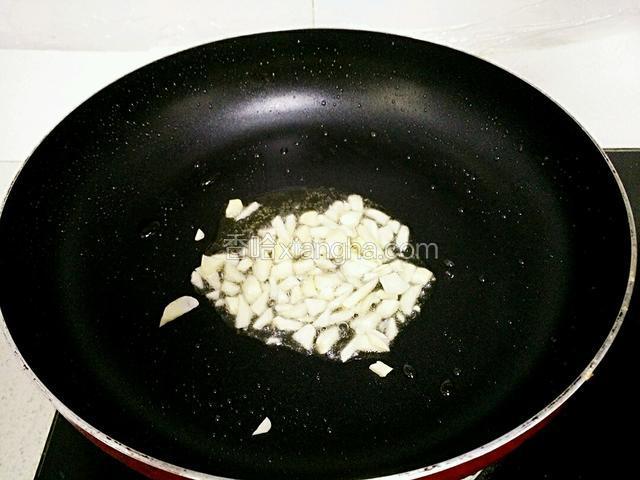 锅里留油，放入蒜粒爆香。