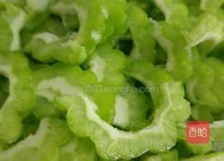 肉片炒苦瓜的做法图解1