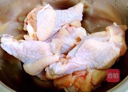 五花肉烧鸡翅根的做法图解2