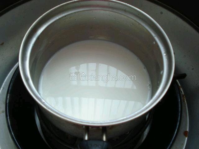 
开火
沸腾后搅入淀粉糊。
