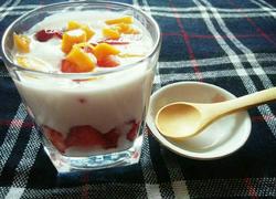草莓芒果酸奶杯