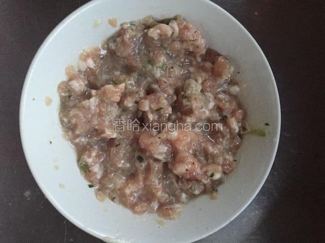 将50克的虾肉末放少许葱末，鱼露和胡辣粉腌制。