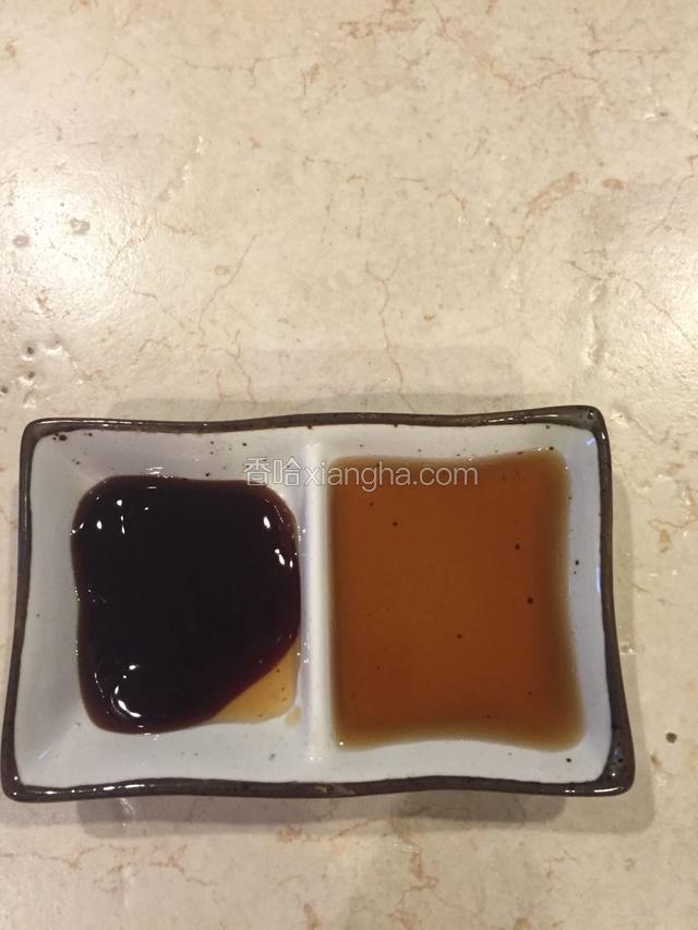 将鱼露和蚝油准备好。