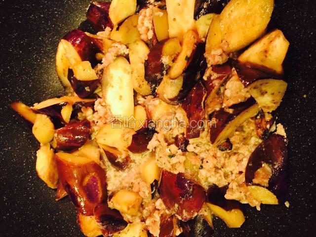 将虾肉末和茄子炒均匀。