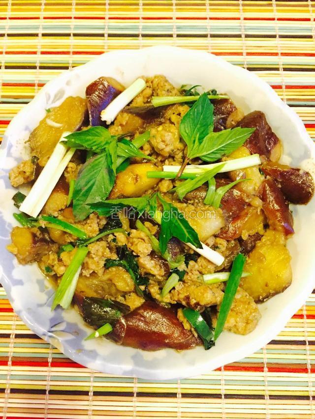 把煮好的茄子放上盘子上，再洒几片九层塔香叶和小葱丝就完成一盘香喷喷的茄子。
