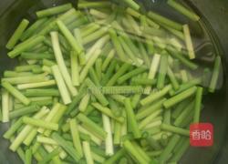 蒜苔炒肉片的做法图解1