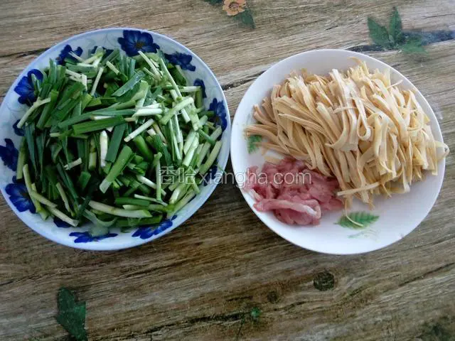 韭菜洗净，切段！猪肉、豆腐皮分别切丝备用