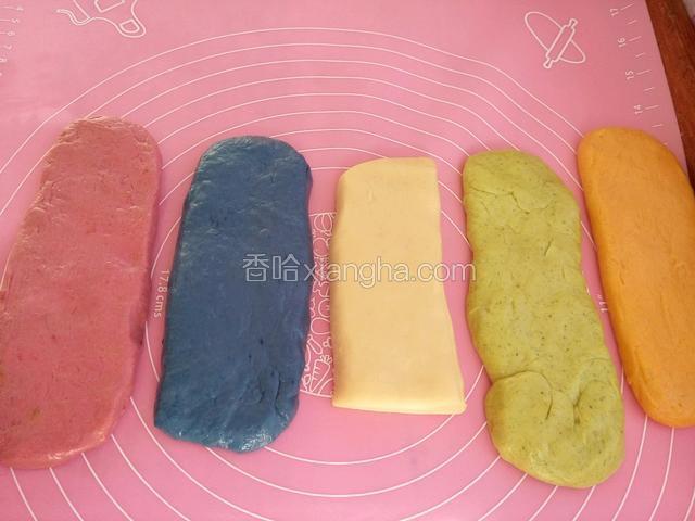 按板抹油，整理厚0.5cm宽2cm的长形。