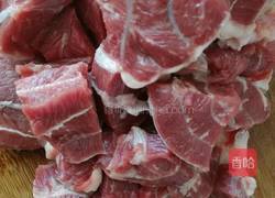 原汁牛肉炖萝卜的做法图解1