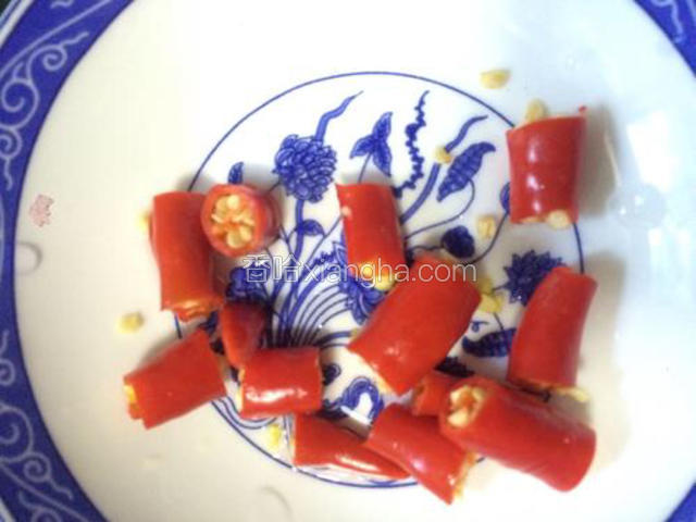 将小米椒切好备用