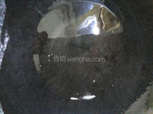 将锅洗净烧干，加入适量的油