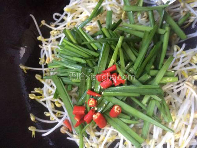 将韭菜和小米椒倒入锅中继续翻炒至断生即可