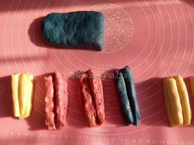 间隔1cm切长条，俩个摞起来，用筷子压一下。