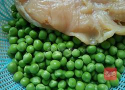 豌豆炒鸡肉的做法图解1