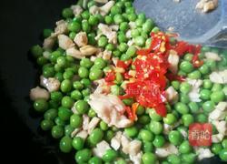 豌豆炒鸡肉的做法图解8