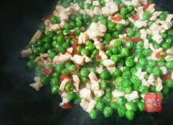 豌豆炒鸡肉的做法图解10