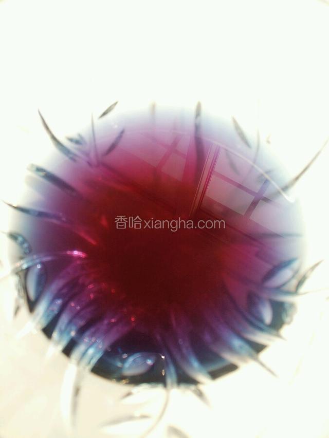 把紫甘蓝取汁。