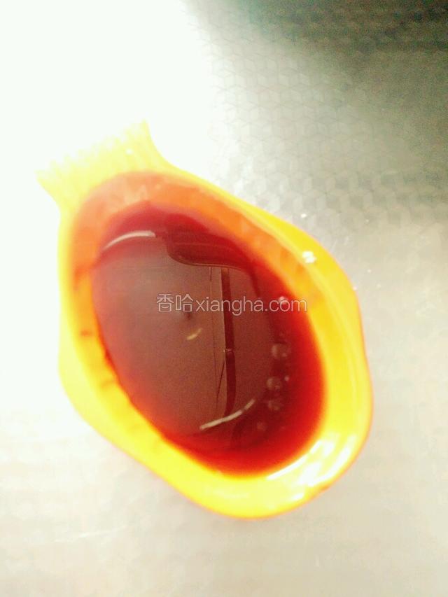 准备糖醋汁，适量盐，绵白糖，米醋和香油，搅拌均匀。