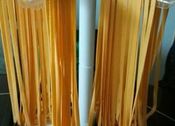 用手动压面机自制南瓜面条