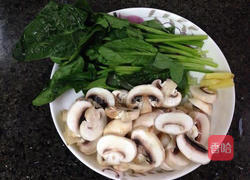 口蘑菠菜汤的做法图解1