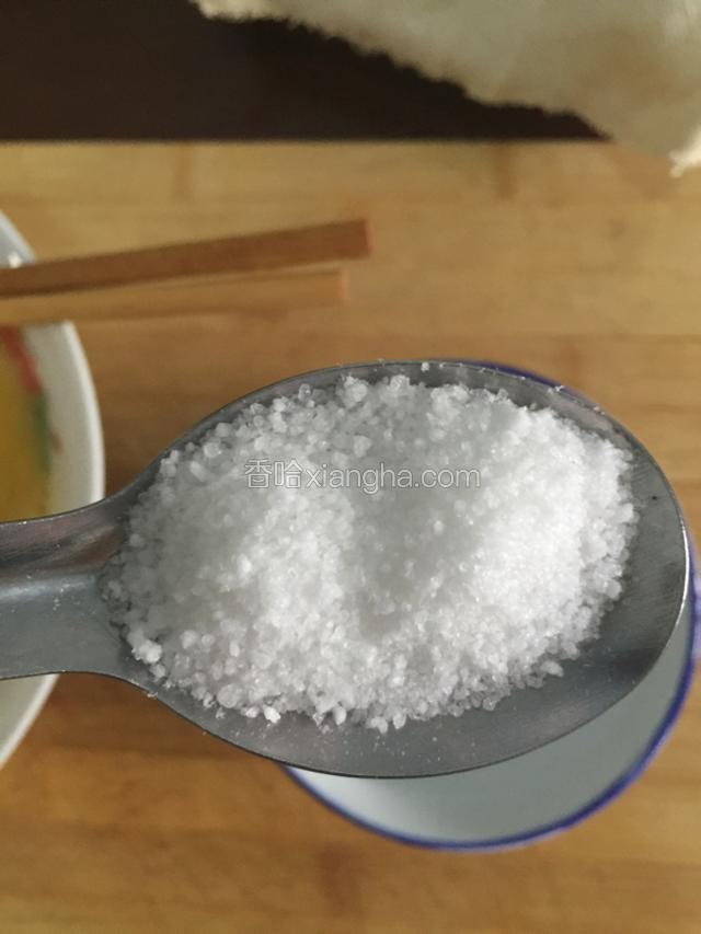 放一勺面碱（我用的是颗粒状的）