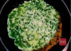 Illustration of how to make leek and shrimp skin egg pancake 3