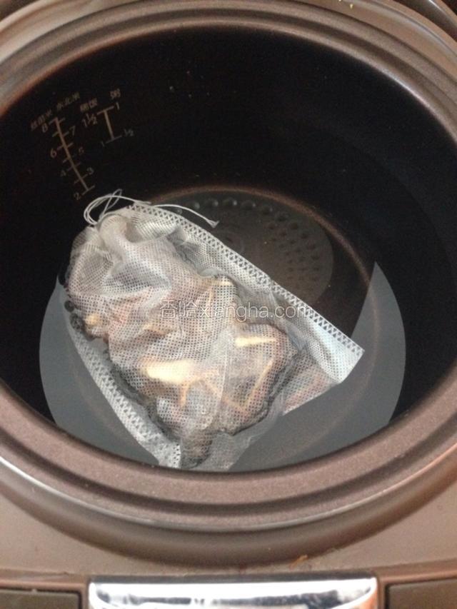 锅中放入2—2.5升水，不要用铁锅，我用的多功能电饭煲也挺方便，把酸梅汤料放入纱布袋，放入锅中