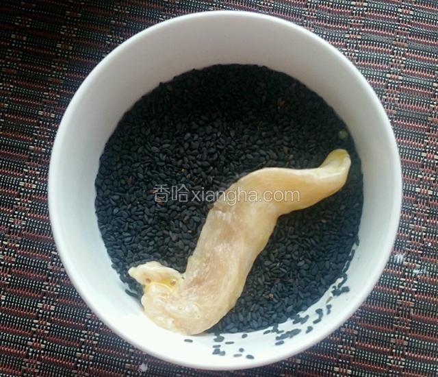 最后裹上黑芝麻。白芝麻和面包糠也是这样的步骤。
