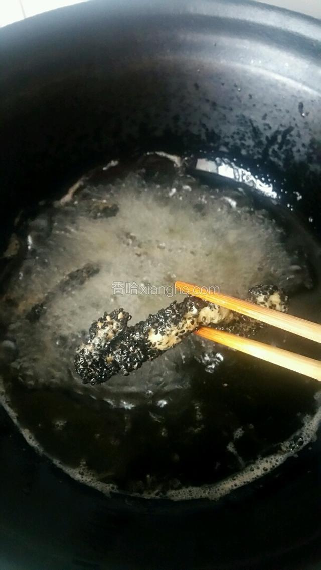起锅热油，慢慢放入鸡柳炸制，差不多2分钟就可以了