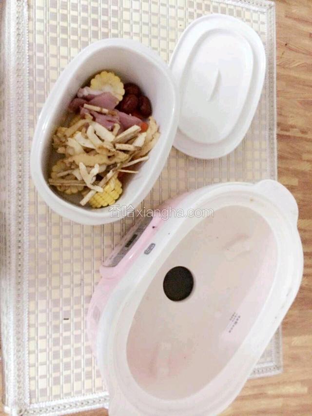药材洗净备用后和处理好的食材一起放入炖盅，加入适量水，枸杞除外