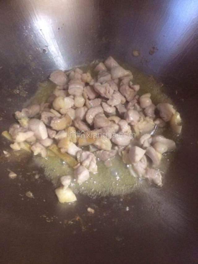 锅内入少许油加热，下入鸡块翻炒至肉质发白