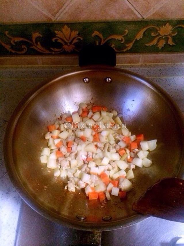下入土豆胡萝卜块翻炒至土豆表面有一层油煎的感觉，加入料酒生抽