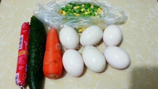 准备好鸭蛋，玉米青豆，胡萝卜，黄瓜，香肠，六个鸭蛋可以煎3个面皮