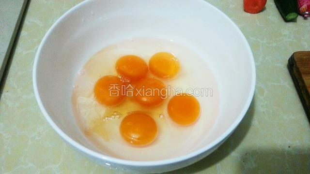 将鸭蛋打入碗中，加入盐和料酒