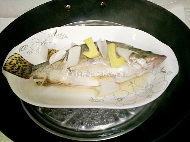 锅里水开后，放入桂鱼蒸5至6分钟。