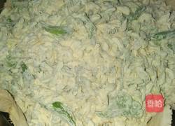 双粉蒸槐花的做法图解3