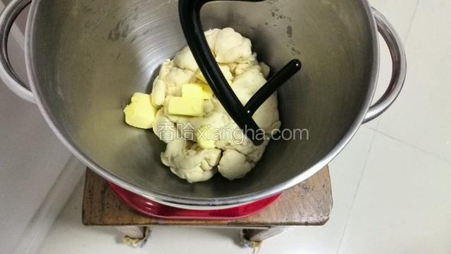 加入黄油继续低速搅打大约25分钟