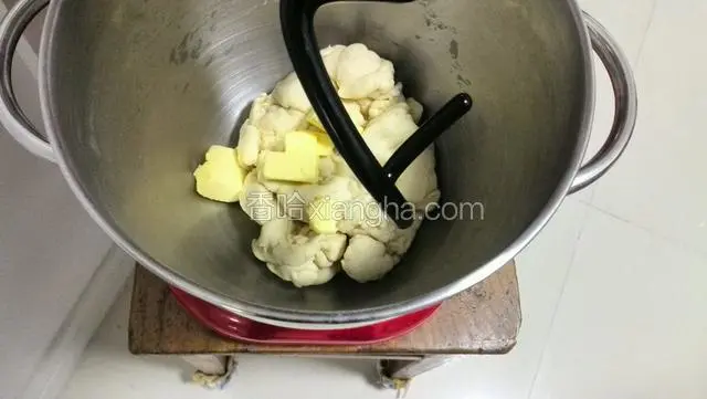 加入黄油继续低速搅打大约25分钟