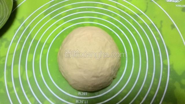 从厨师机移入工作台摔打大约2分钟