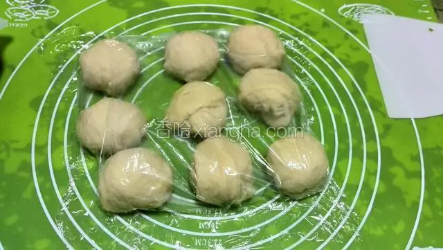 面团分9等分再松弛15分钟，盖上保鲜膜