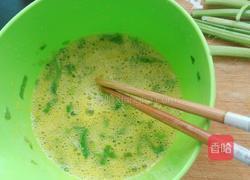 芹菜鸭蛋卷的做法图解3