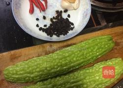 肉片炒苦瓜的做法图解1
