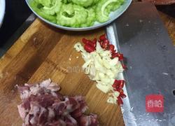 肉片炒苦瓜的做法图解2