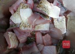 芹菜煮鱼的做法图解1